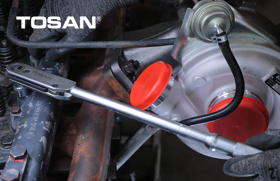 انواع آچار در بازار، آچار ترکمتر Torque Wrench که به نام آچار تورک قابل تنظیم نیز در بازار شناخته شده است.