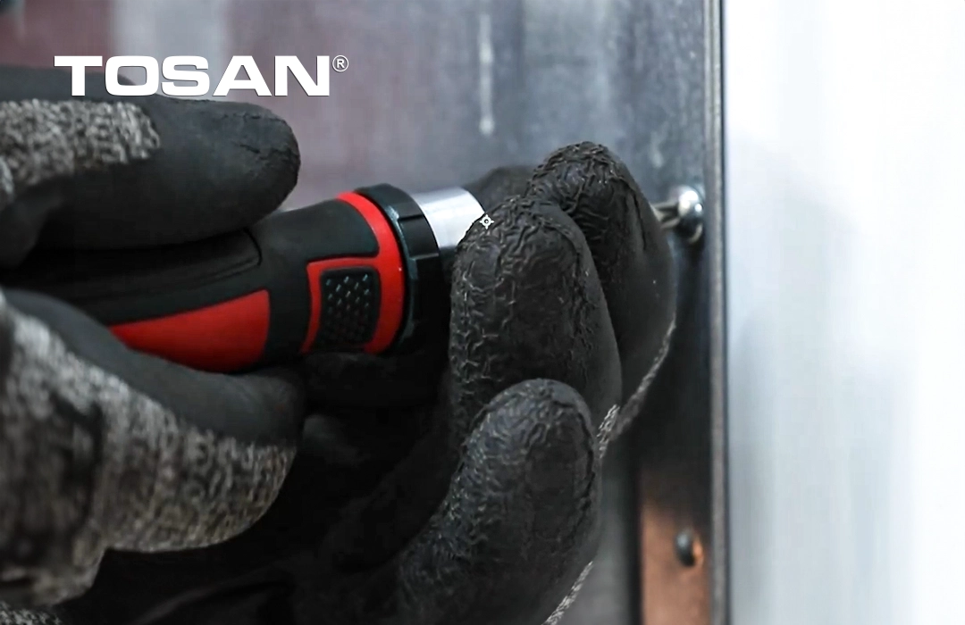 بازکردن درب پشت بدنه ماشین لباسشویی با ست پیچ گوشتی 53 عددی توسن 